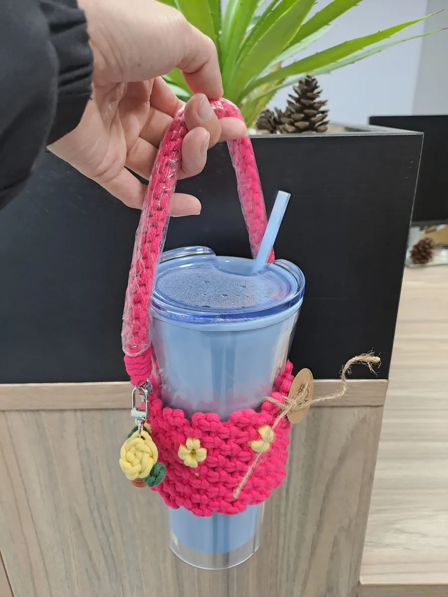 Flower Cup Cover — Túi đựng ly macrame hồng với hoa nhỏ
