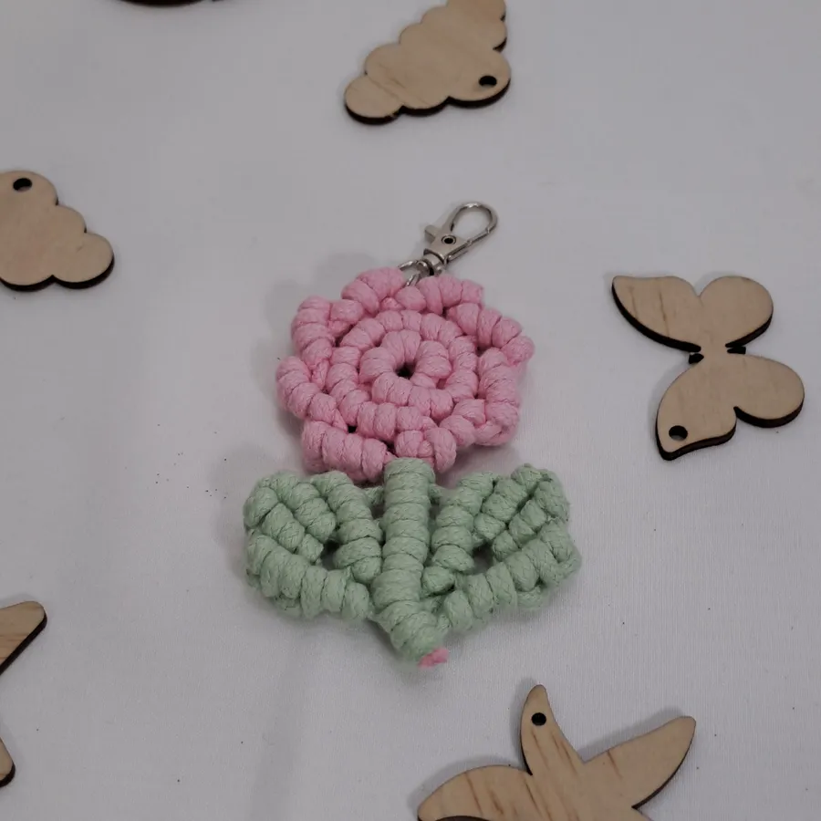 Rose Keychain — Móc khóa macrame hoa hồng và lá