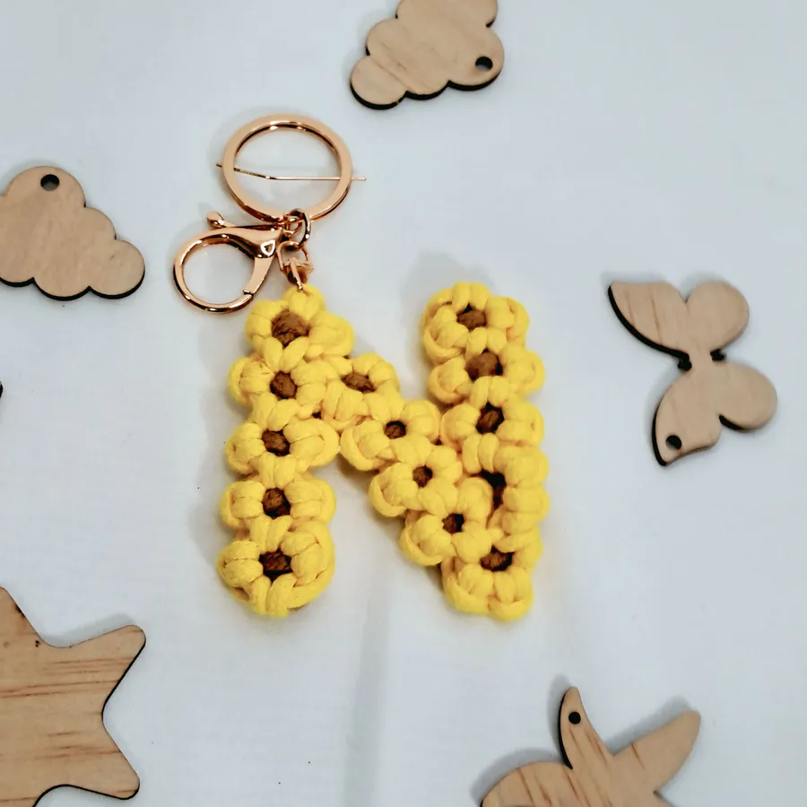 Letter Keychain — Móc khóa chữ cái đan hoa hướng dương