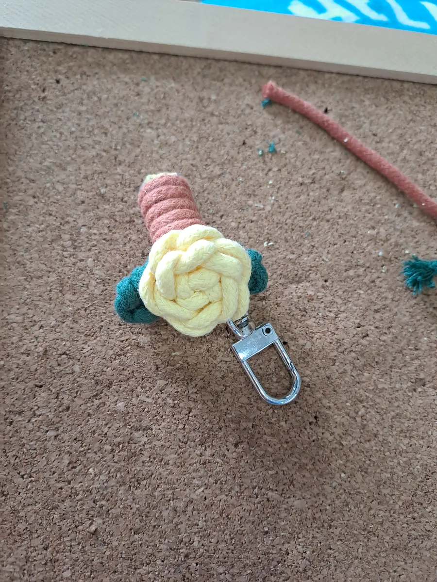 Cream Rose Keychain — Móc khóa macrame hoa hồng màu kem