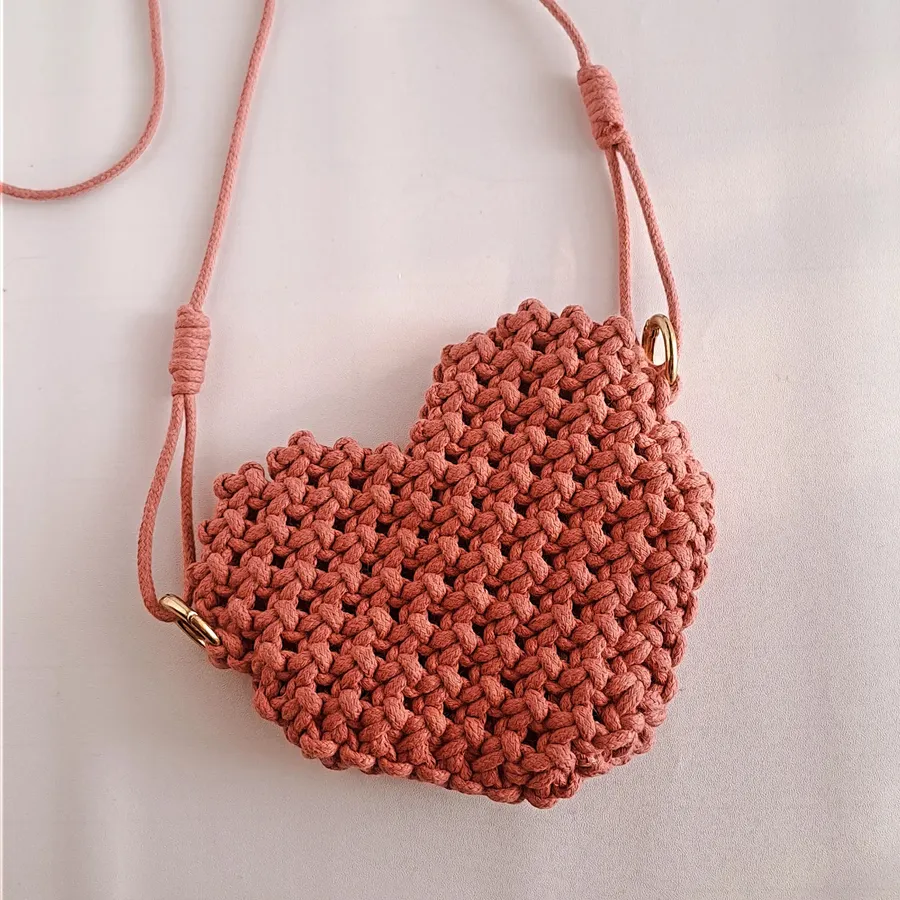 Coral Heart Bag — Túi trái tim đan tay màu san hô
