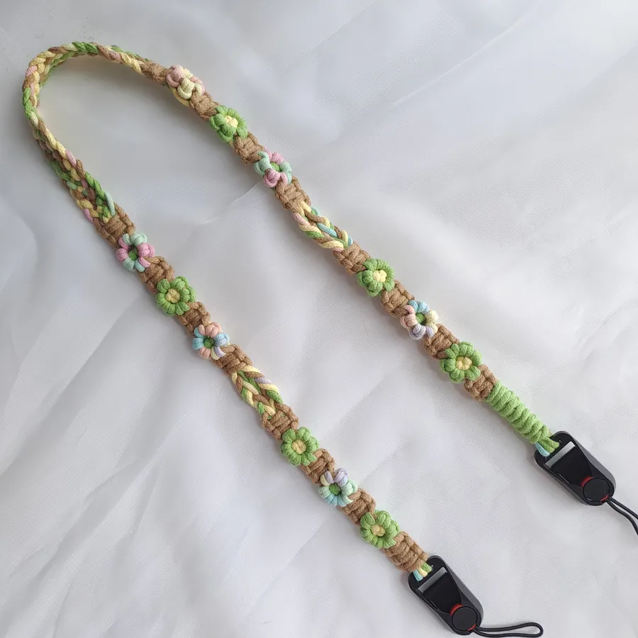 Flower Lanyard — Dây đeo điện thoại macrame với những bông hoa nhỏ