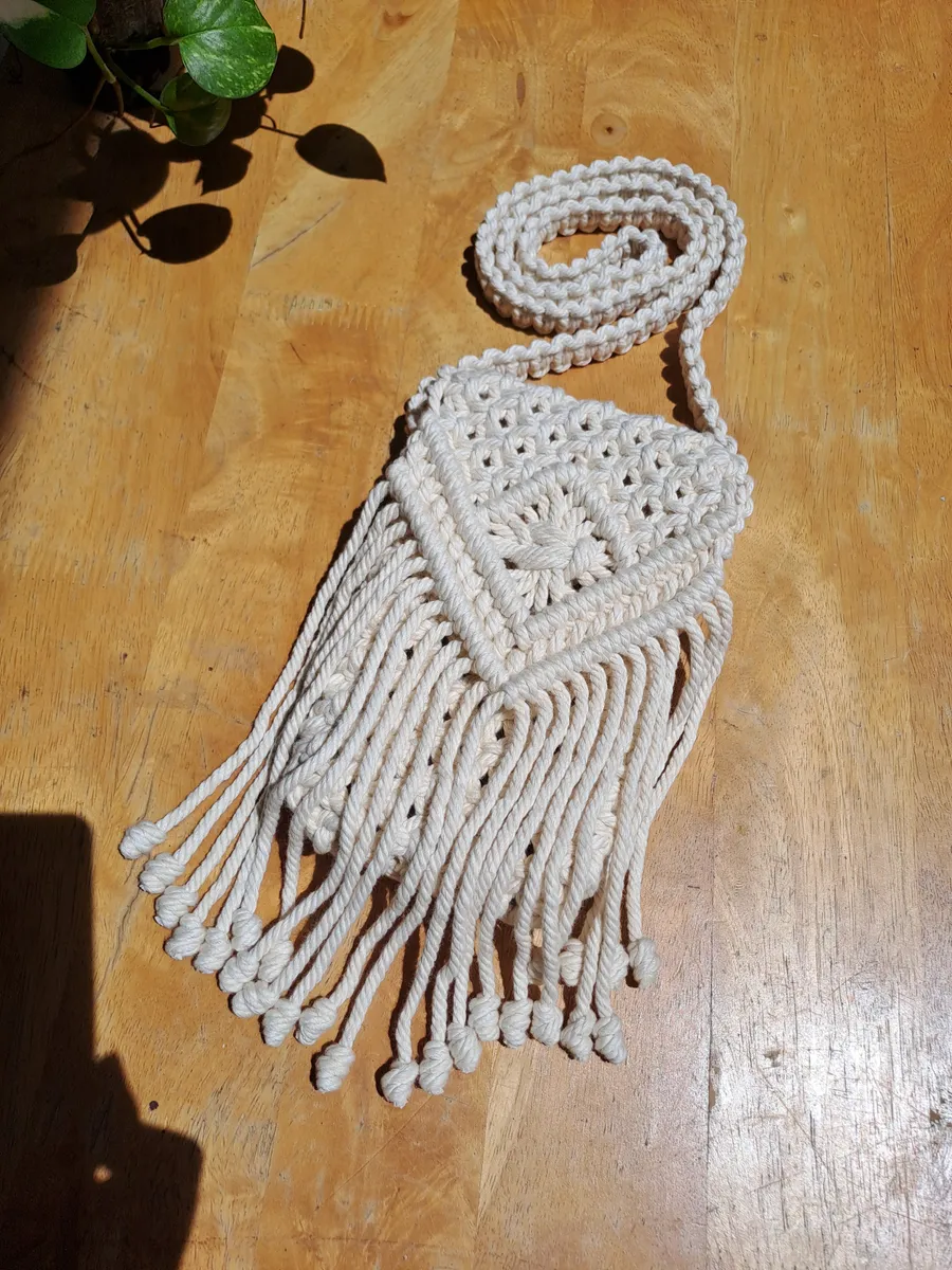 Fringe Phone Bag — Túi đựng điện thoại macrame tua rua màu kem