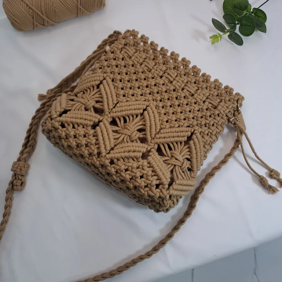 Brown Sling — Túi đeo chéo macrame nâu họa tiết lá