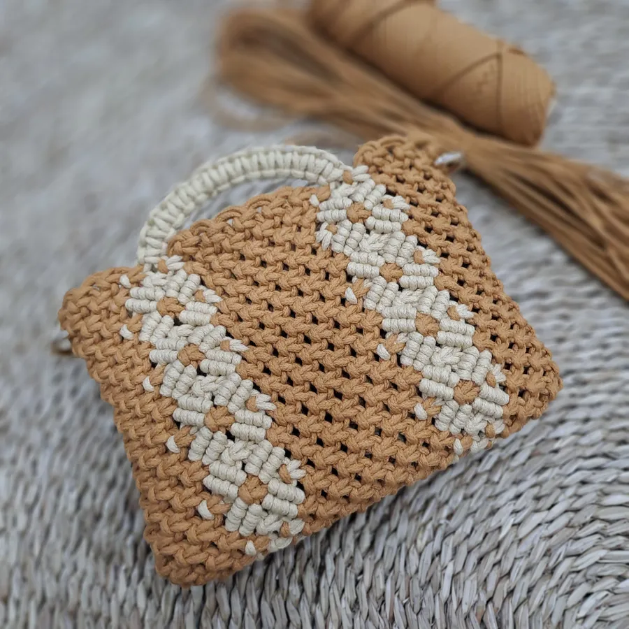 Caramel Sling — Túi macrame caramel với họa tiết hoa trắng