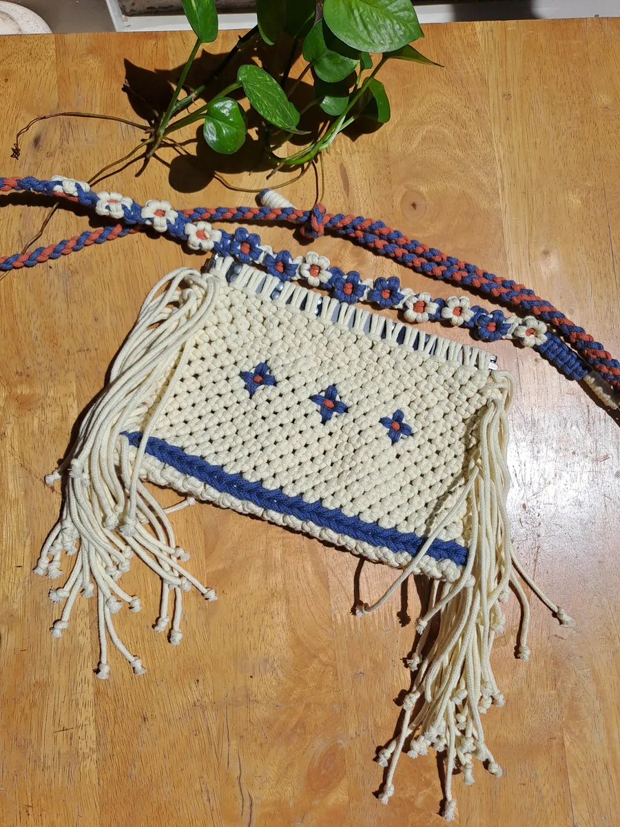 Cream Fringe Sling — Túi macrame kem tua rua, họa tiết xanh