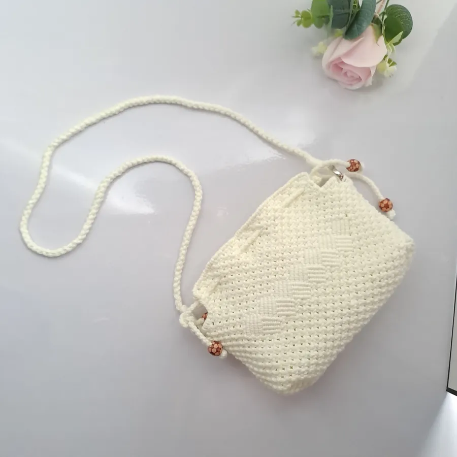 Cream Sling — Túi rút macrame màu kem, điểm hạt gỗ