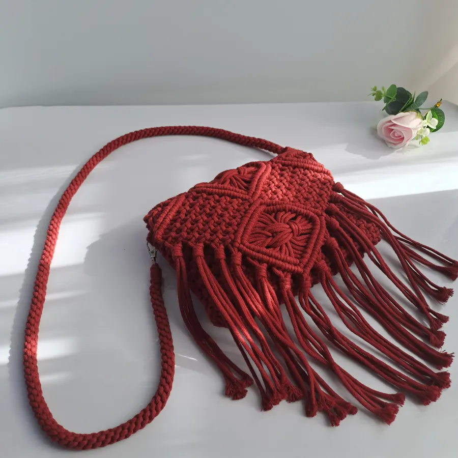 Red Fringe Sling — Túi macrame đỏ với tua rua dài